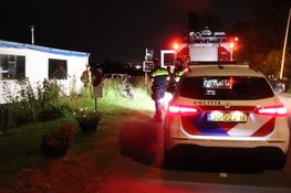 Woonboot met daarin slapende mensen drijft af, brandweer moet in actie komen