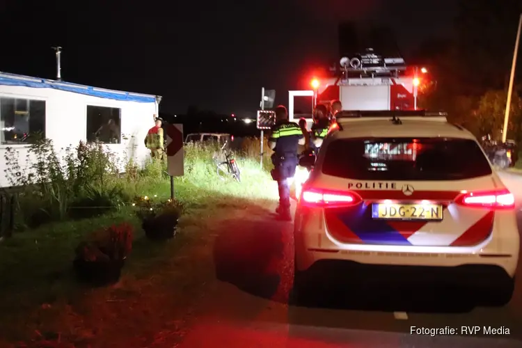 Woonboot met daarin slapende mensen drijft af, brandweer moet in actie komen