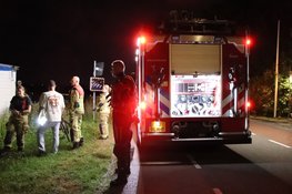 Woonboot met daarin slapende mensen drijft af, brandweer moet in actie komen