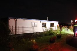 Woonboot met daarin slapende mensen drijft af, brandweer moet in actie komen
