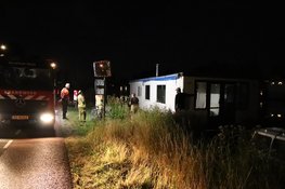 Woonboot met daarin slapende mensen drijft af, brandweer moet in actie komen