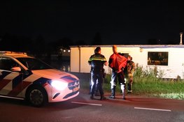 Woonboot met daarin slapende mensen drijft af, brandweer moet in actie komen