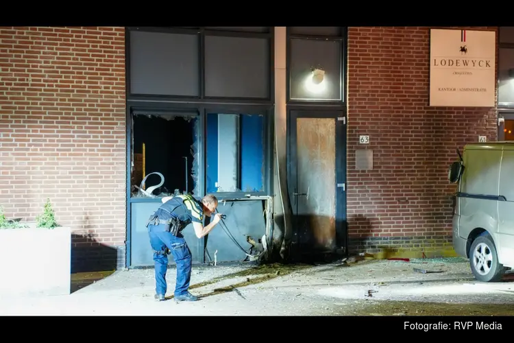 Veel schade na explosie bij bedrijfspand in Nieuw-Vennep