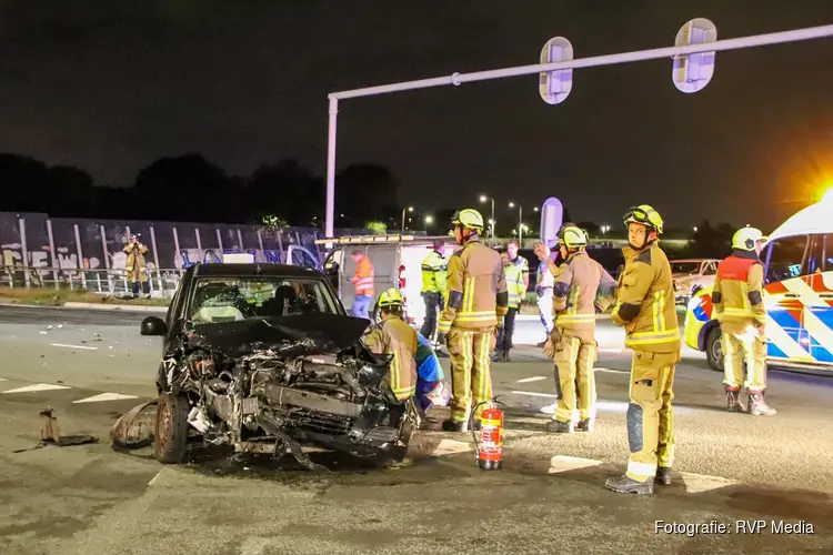Gewonde na ongeval tussen auto en bestelbus op kruising