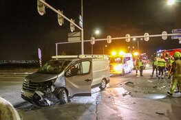 Gewonde na ongeval tussen auto en bestelbus op kruising