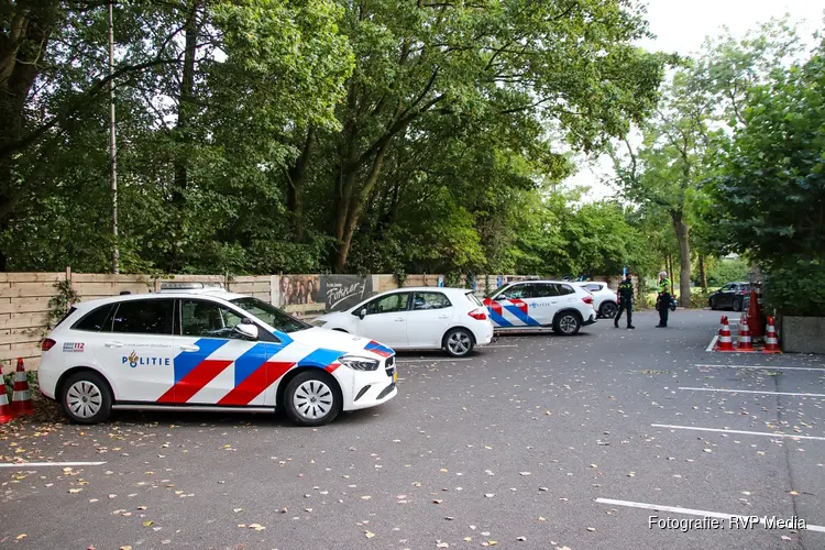 Politie treft groot illegaal pokertoernooi aan tijdens zoekactie na melding van vuurwapen