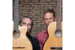 Grazende zwaan brengt brel tot leven met een intiem boerderijconcert