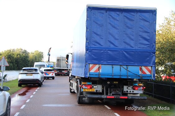 Overleden persoon in auto uit water gehaald in Zwaanshoek