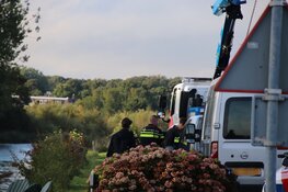 Overleden persoon in auto uit water gehaald in Zwaanshoek