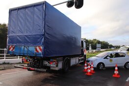 Overleden persoon in auto uit water gehaald in Zwaanshoek