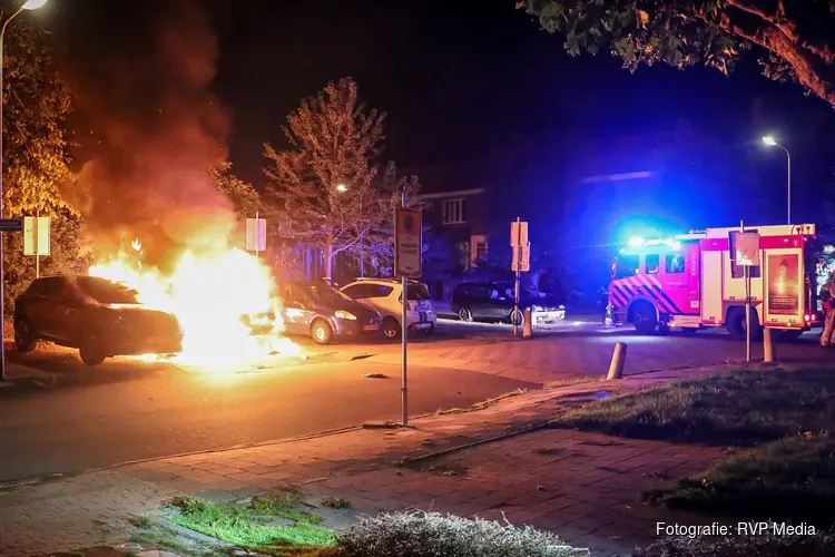 Twee auto’s volledig in lichterlaaie in Uithoorn