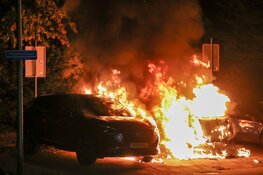 Twee auto’s volledig in lichterlaaie in Uithoorn