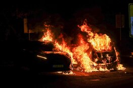 Twee auto’s volledig in lichterlaaie in Uithoorn