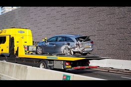 A9 nog gehele dag afgesloten na ongeval met vrachtwagen en auto in tunnelbak