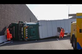 A9 nog gehele dag afgesloten na ongeval met vrachtwagen en auto in tunnelbak