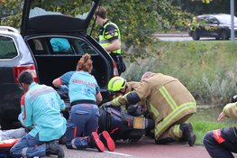 Scooterrijder bekneld onder auto na aanrijding in Hoofddorp