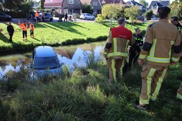 Vergeten handrem leidt tot auto te water langs Hoofdweg in Hoofddorp
