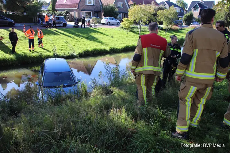 Vergeten handrem leidt tot auto te water langs Hoofdweg in Hoofddorp