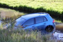 Vergeten handrem leidt tot auto te water langs Hoofdweg in Hoofddorp