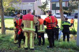 Vergeten handrem leidt tot auto te water langs Hoofdweg in Hoofddorp