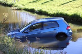 Vergeten handrem leidt tot auto te water langs Hoofdweg in Hoofddorp