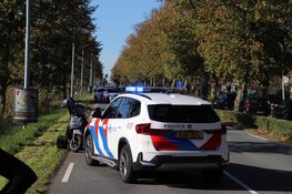 Vergeten handrem leidt tot auto te water langs Hoofdweg in Hoofddorp