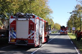 Vergeten handrem leidt tot auto te water langs Hoofdweg in Hoofddorp