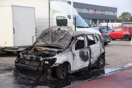 Auto brandt volledig uit in Lijnden