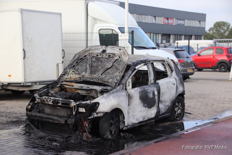 Auto brandt volledig uit in Lijnden