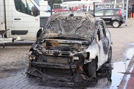 Auto brandt volledig uit in Lijnden