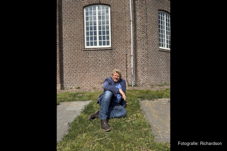 77 jaar na Godfried Bomans overnacht Polderdichter Leo Richardson in de Stompe Toren