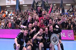 Grootse huldiging handbalkampioenen in het gemeentehuis