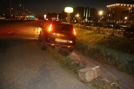 Automobiliste rijdt zich klem op betonblokken in Hoofddorp