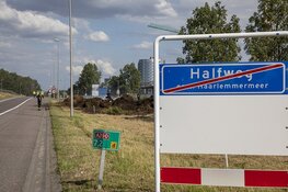 Snelweg A200 bij Halfweg afgesloten na felle bermbrand