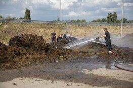 Snelweg A200 bij Halfweg afgesloten na felle bermbrand