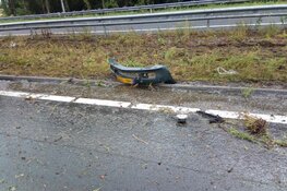 Vrouw crasht door aquaplaning op A44 bij Abbenes