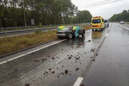 Vrouw crasht door aquaplaning op A44 bij Abbenes