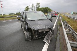 Automobilist belandt met bedrijfswagen in de vangrail langs A200 bij Halfweg