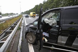 Automobilist belandt met bedrijfswagen in de vangrail langs A200 bij Halfweg