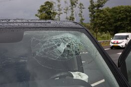 Automobilist belandt met bedrijfswagen in de vangrail langs A200 bij Halfweg