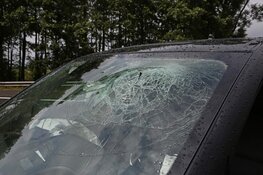 Automobilist belandt met bedrijfswagen in de vangrail langs A200 bij Halfweg