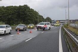 Automobilist belandt met bedrijfswagen in de vangrail langs A200 bij Halfweg