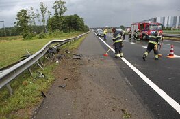 Automobilist belandt met bedrijfswagen in de vangrail langs A200 bij Halfweg
