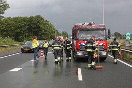 Automobilist belandt met bedrijfswagen in de vangrail langs A200 bij Halfweg