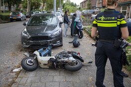 Jongen rijdt met scooter op geparkeerde auto in Zwanenburg