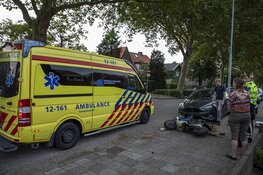 Jongen rijdt met scooter op geparkeerde auto in Zwanenburg