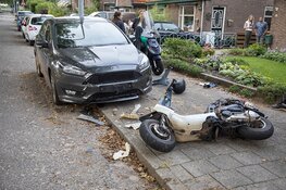 Jongen rijdt met scooter op geparkeerde auto in Zwanenburg