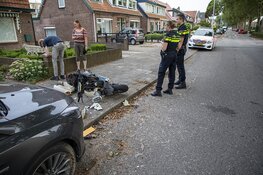 Jongen rijdt met scooter op geparkeerde auto in Zwanenburg