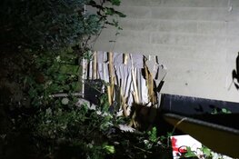 Taxi schiet over erf paardenstalling Aalsmeer en ramt muur