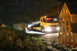 Taxi schiet over erf paardenstalling Aalsmeer en ramt muur